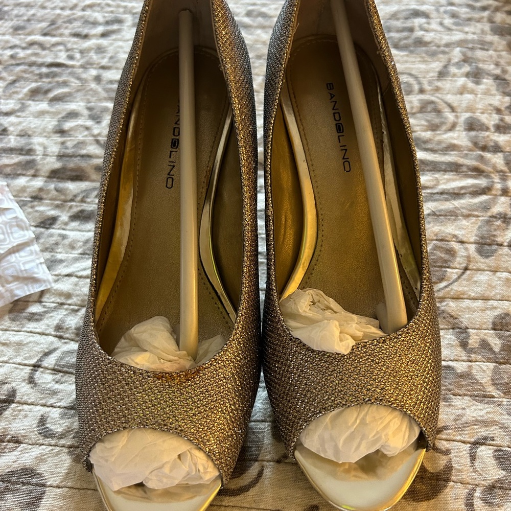 Bandolino metallic pumps. Open toed, 2.5 in heel